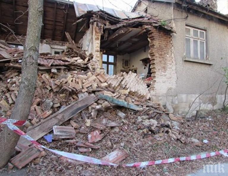 В Стралджа издирват собствениците на опасни сгради