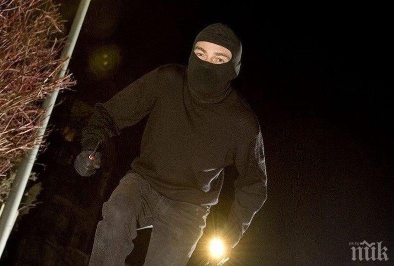 Като термити! Младежи разбиха и опоскаха училище в монтанско село