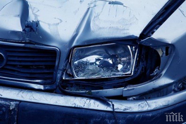 ЛАМАРИНИ: Пежо се вряза в стълб край панаира в Пловдив (СНИМКИ)