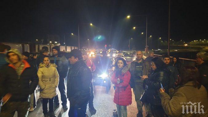 ЕКСКЛУЗИВНО В ПИК: Протестиращи за вода блокираха пътя Перник - София 