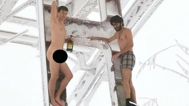 В КАДЪР: Гъзар си развя патката на лифта за Копитото