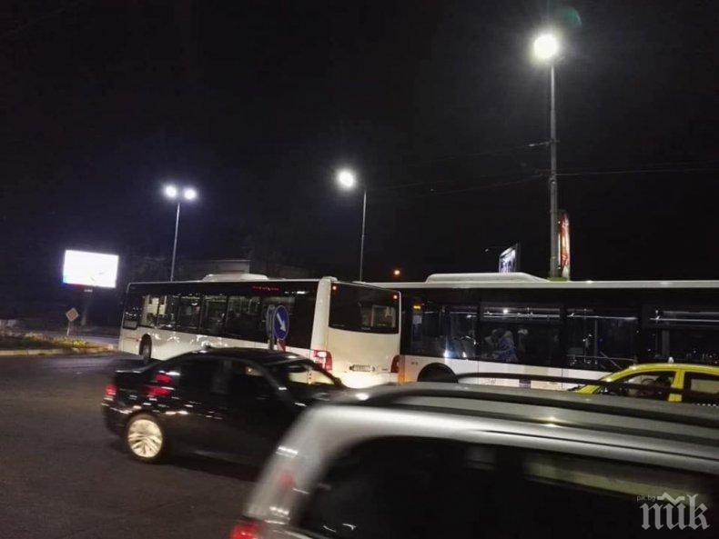 ЗВЪН НА ЛАМАРИНИ: Два автобуса от градския транспорт се удариха в центъра на Пловдив (СНИМКА)