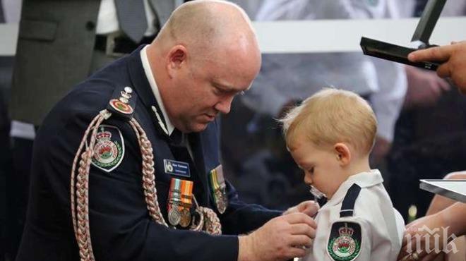 Малкият син на загинал пожарникар в Австралия: Тате, обичам те до Луната и обратно!