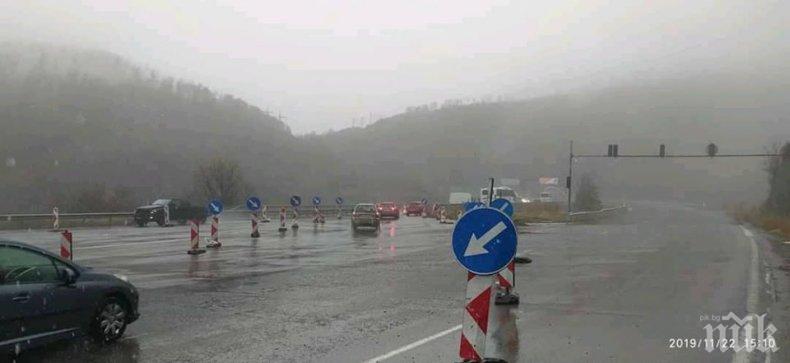 ВНИМАНИЕ: Мъгла на Троянския проход, сняг в Габрово и Перник 