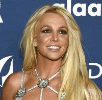 Бритни Спиърс става йога