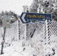 Снежна буря блокира движението по магистрали до Атина