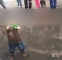 СКАНДАЛНО: Цигани дават алкохол на бебе и му гледат сеира (ВИДЕО)