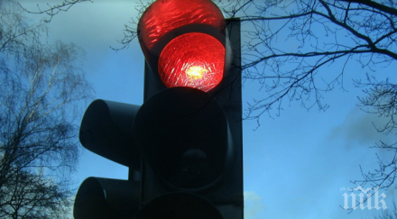 шофьор профуча червено предизвика меле