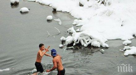 тринадесетгодишният йоан николов извади кръста богоявление водите река вит снимки