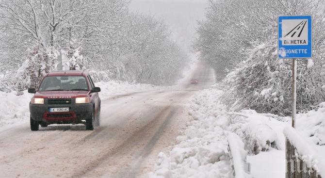 Без ток и вода остават села в Добричко, стотици коли закъсали в преспите на пътя за Балчик и Варна