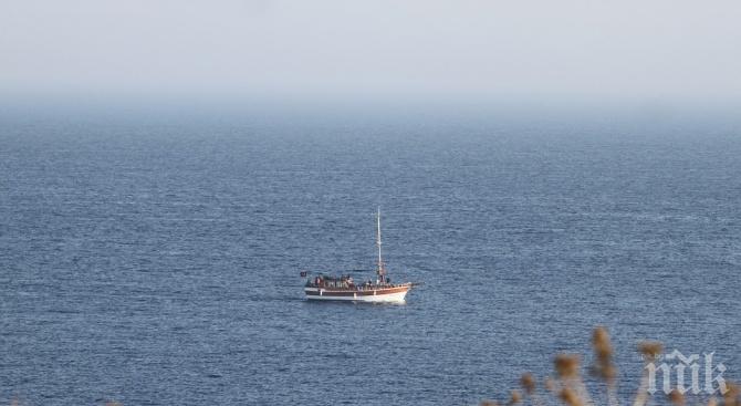 Хора бедстват на неуправляем кораб край Пелопонес
