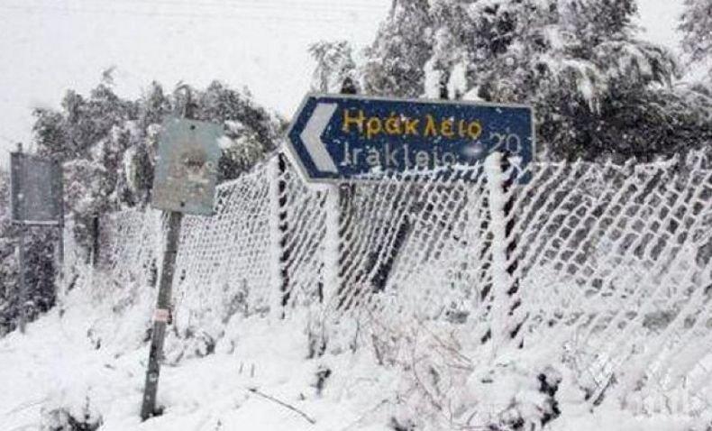 Снежна буря блокира движението по магистрали до Атина