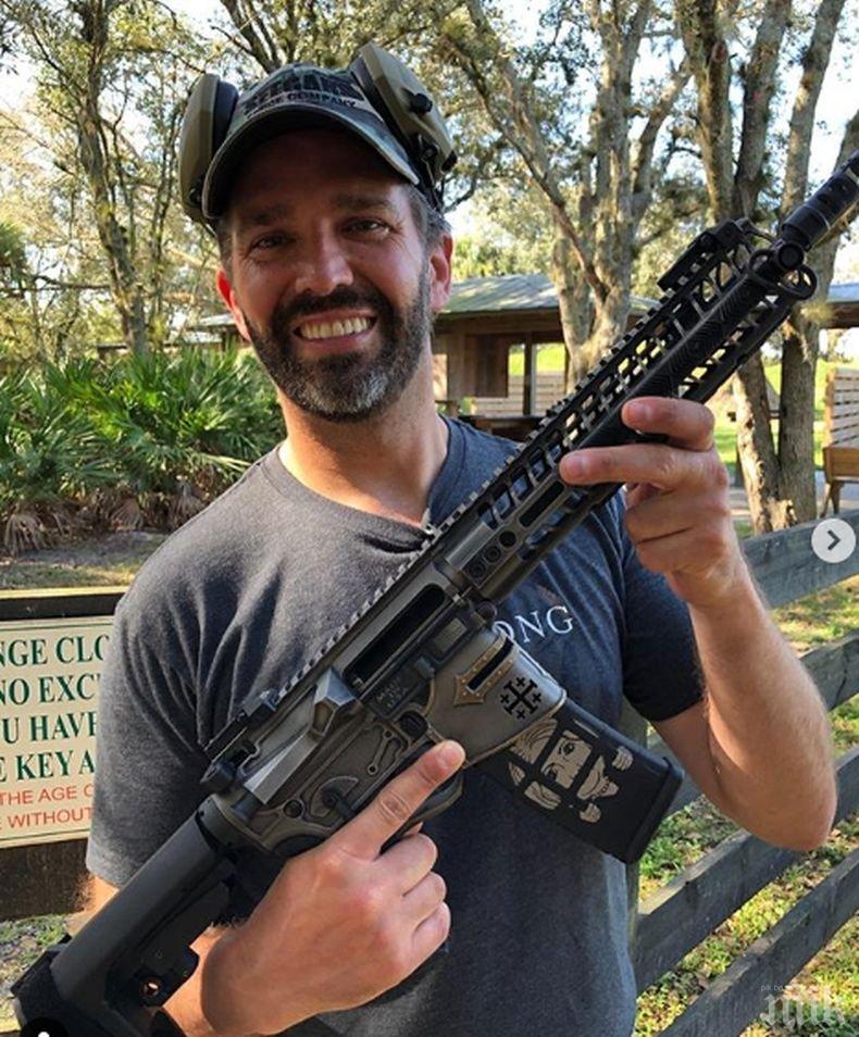 Синът на Тръмп с пушка, на която Хилъри Клинтън е изрисувана зад решетки (СНИМКИ)