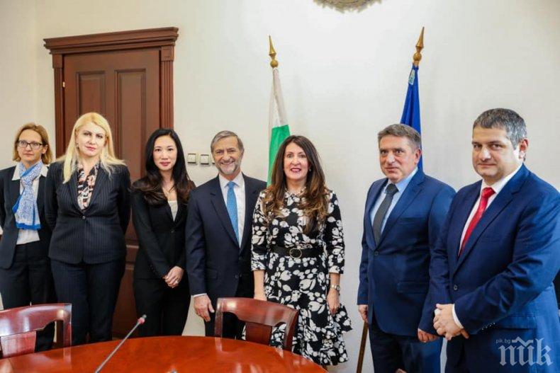 Посланикът на САЩ се срещна с министъра на правосъдието Данаил Кирилов (СНИМКИ)