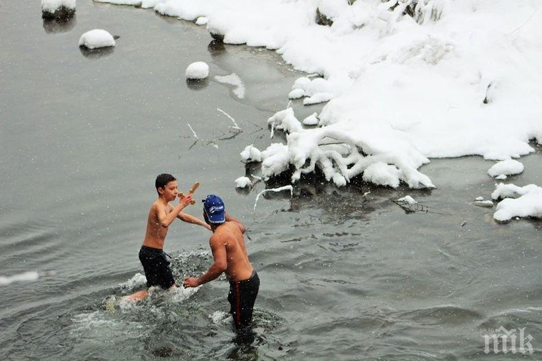 Тринадесетгодишният Йоан Николов извади кръста на Богоявление от водите на река Вит (СНИМКИ)