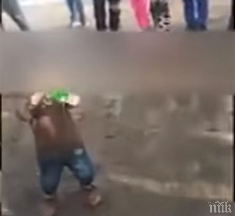 СКАНДАЛНО: Цигани дават алкохол на бебе и му гледат сеира (ВИДЕО)