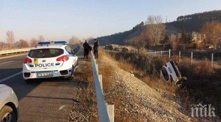 кола гърци обърна магистрала струма