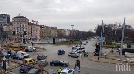 кола изхвърча трамвайните релси меле ндк снимки