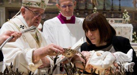 пълна тишина папата кръсти бебета