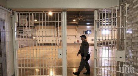 терористична атака затворници нападнаха охраната британски затвор