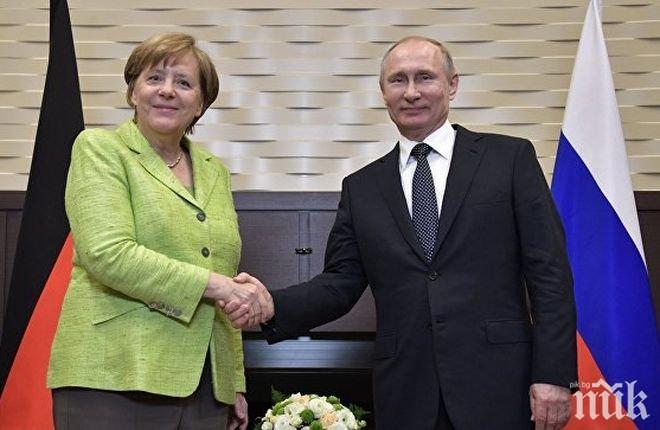 Путин посрещна Меркел в Москва на немски