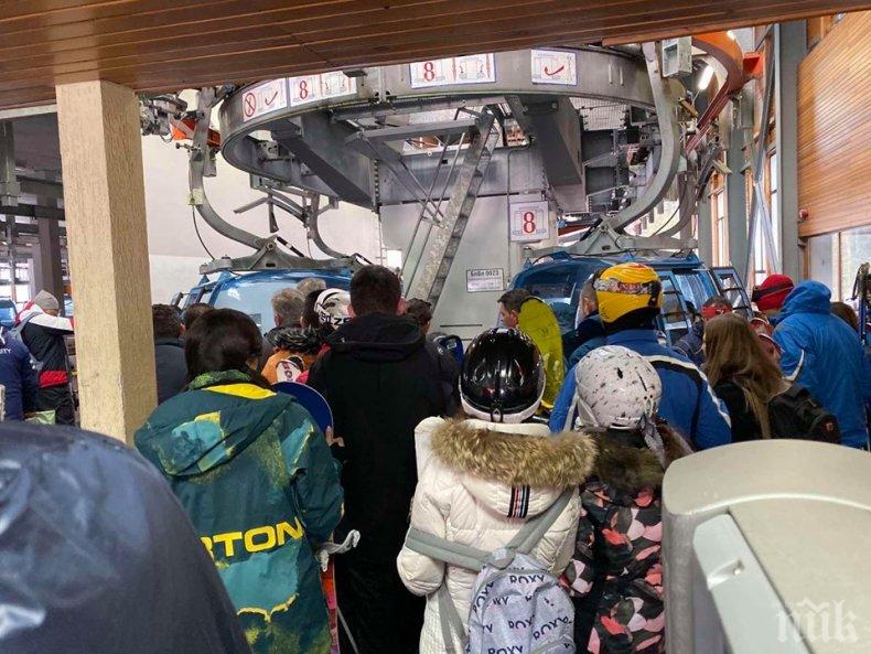 САМО В ПИК: Огромни опашки се вият в Банско - туристите настояват за втори лифт (СНИМКИ)