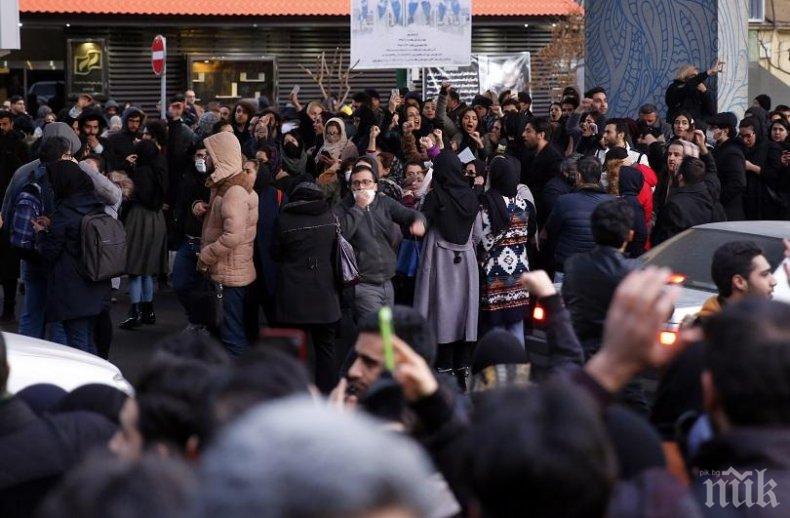 Техеран се вдигна на протест срещу властите в Иран заради свалянето на украинския самолет