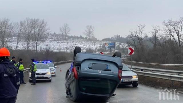 Кола се обърна по таван на пътя София-Перник, има пострадали
