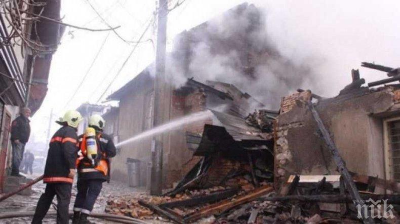 Пожар глътна две къщи в Брезница
