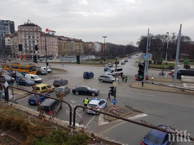 Кола изхвърча на трамвайните релси след меле при НДК (СНИМКИ)