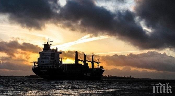Петролен танкер потопи рибарска лодка в Босфора, издирват трима в морето