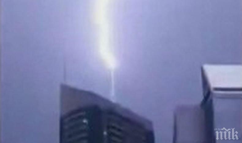 Мълния удари най-високата сграда в света