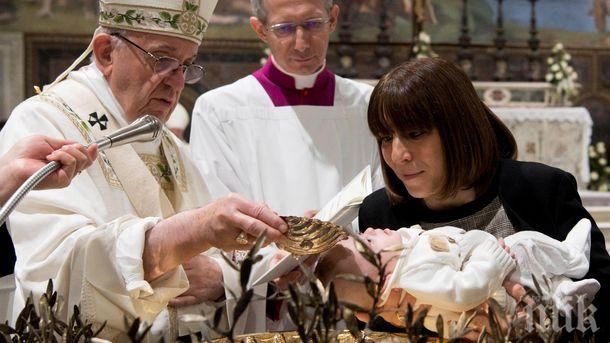 В ПЪЛНА ТИШИНА: Папата кръсти 32 бебета