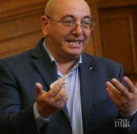 Ревизоро прави оглед на язовир 