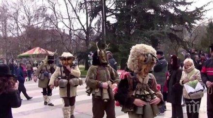 сурвакари дефилират радомир брезник