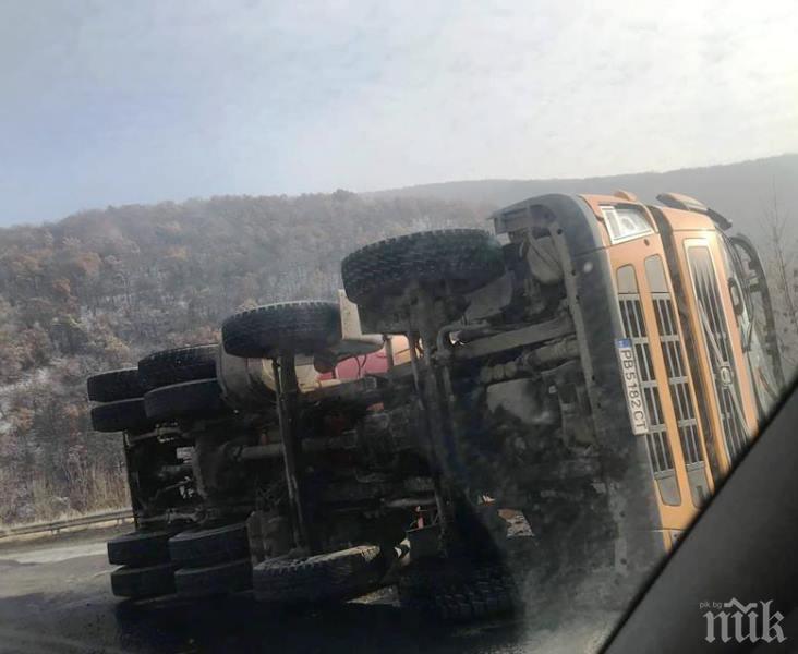 ИЗВЪНРЕДНО: ТИР с олио се обърна на магистрала Хемус (СНИМКИ)