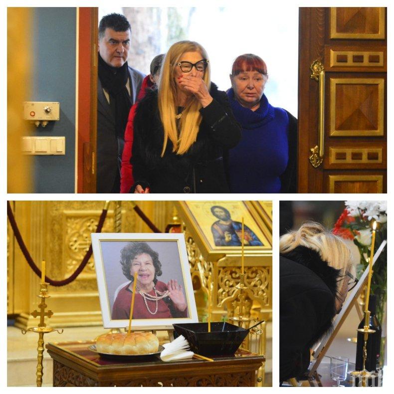 САМО В ПИК: Кончината на Стоянка Мутафова съсипа дъщеря й - осиротялата Муки неузнаваема на панахидата за 40 дни от смъртта на майка си (СНИМКИ)
