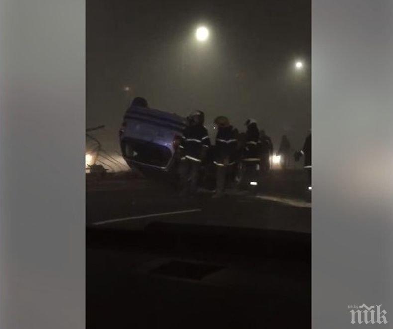 Тежка катастрофа във Варна. Кола се обърна по таван