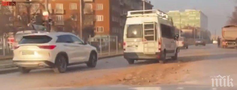 ГОРЕЩО В ПИК TV: Нелеп инцидент задръсти столицата - камион запуши ключов булевард с пръст, полицията се намеси (ВИДЕО)