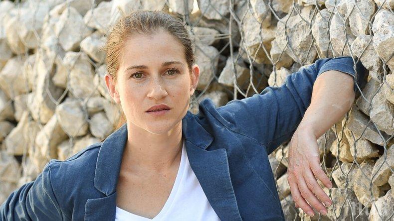 Бременната полицайка от Дяволското гърло чака син и в реалния живот