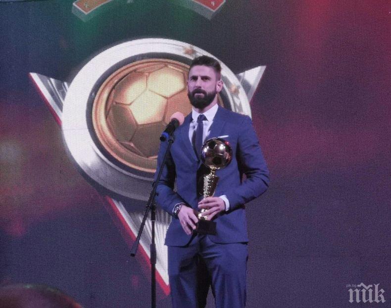 Митко Илиев прати на седмото небе секси талисмана на Локо (Пд) (СНИМКИ)