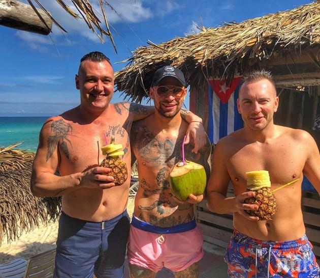 Бандата разпуска на плаж в Куба