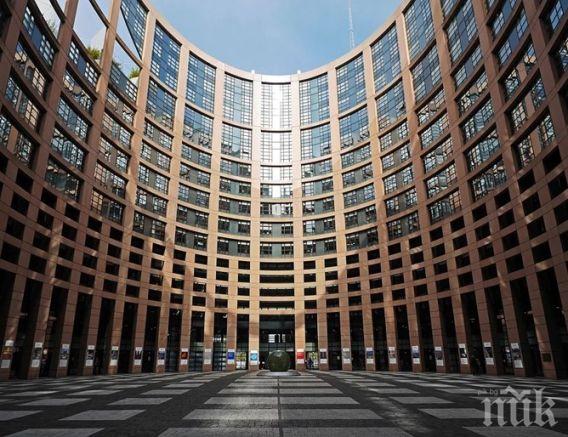Албанец се запали пред Европарламента