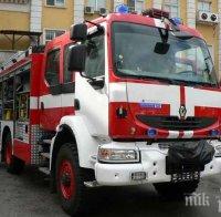 пожарникари спасиха възрастна жена горящия дом