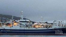 Риболовен траулер с 47 души на борда се запали в Охотско море