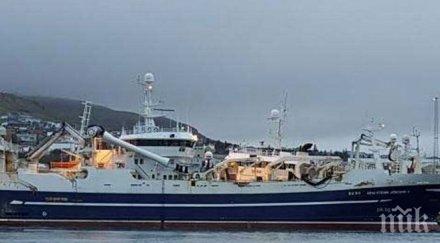 риболовен траулер души борда запали охотско море