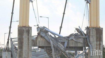 срутване мост затрупа седем души индонезия