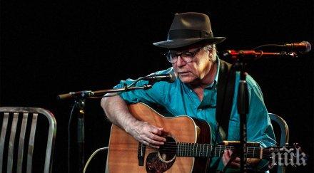 смърт живо известен музикант извини спря свири затвори очи издъхна сцената