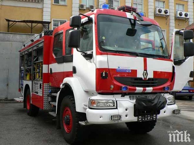 Пожарникари спасиха възрастна жена от горящия ѝ дом