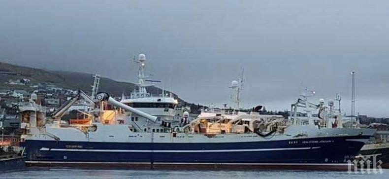 Риболовен траулер с 47 души на борда се запали в Охотско море